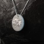 Muttermilchschmuck Ovaler Kettenanhänger aus Muttermilch mit Blattsilber
