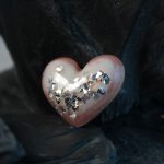 Muttermilchschmuck Glücksbringer Herz mit Milchkern und Diamond Flakes